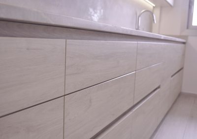 Frentes de mueble de cocina con gola de madera