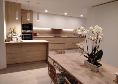 Muebles de cocina con peninsula, apertura sin tiradores