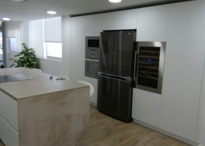 Cocina blanca con isla y vinoteca