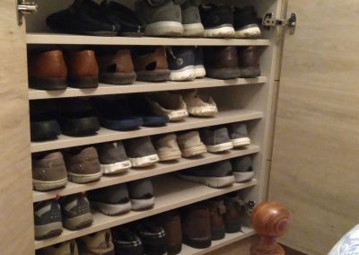 Zapatero de puertas y estantes