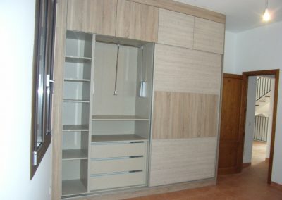 Armario grande con puertas correderas