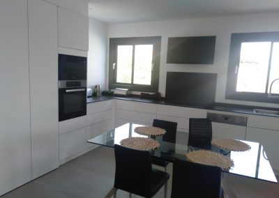 cocina-blanca-lavanderia-integrada